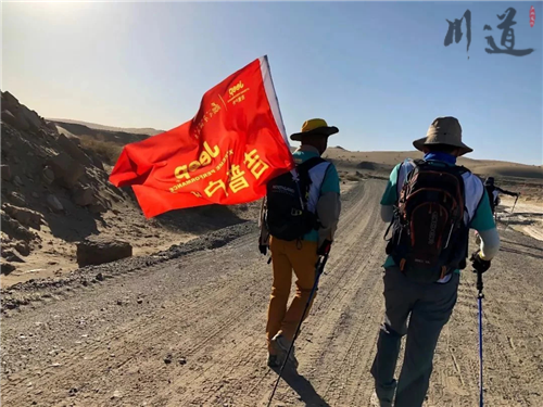 戶外徒步需要準備什么東西-登山杖帽子.png